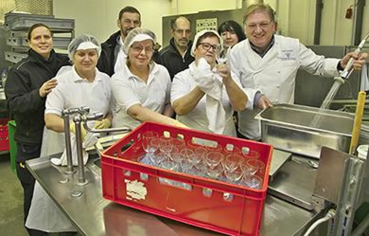 Frank Schwarz (r.) mit seinen Mitarbeiterinnen und Mitarbeitern im Logistik- und Hygienezentrum.