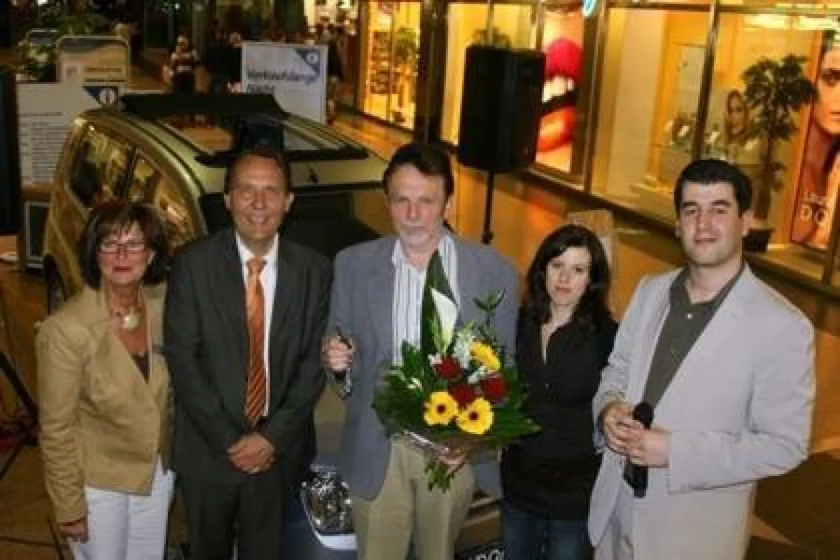 (von li. nach re.) Monika Schmidlechner (Centermanagerin), Herr Willhart (BAG Birkholz Automobile), Manuela Olear (Glücksfee), Serhan Sidan (MattoMedia Werbeagentur