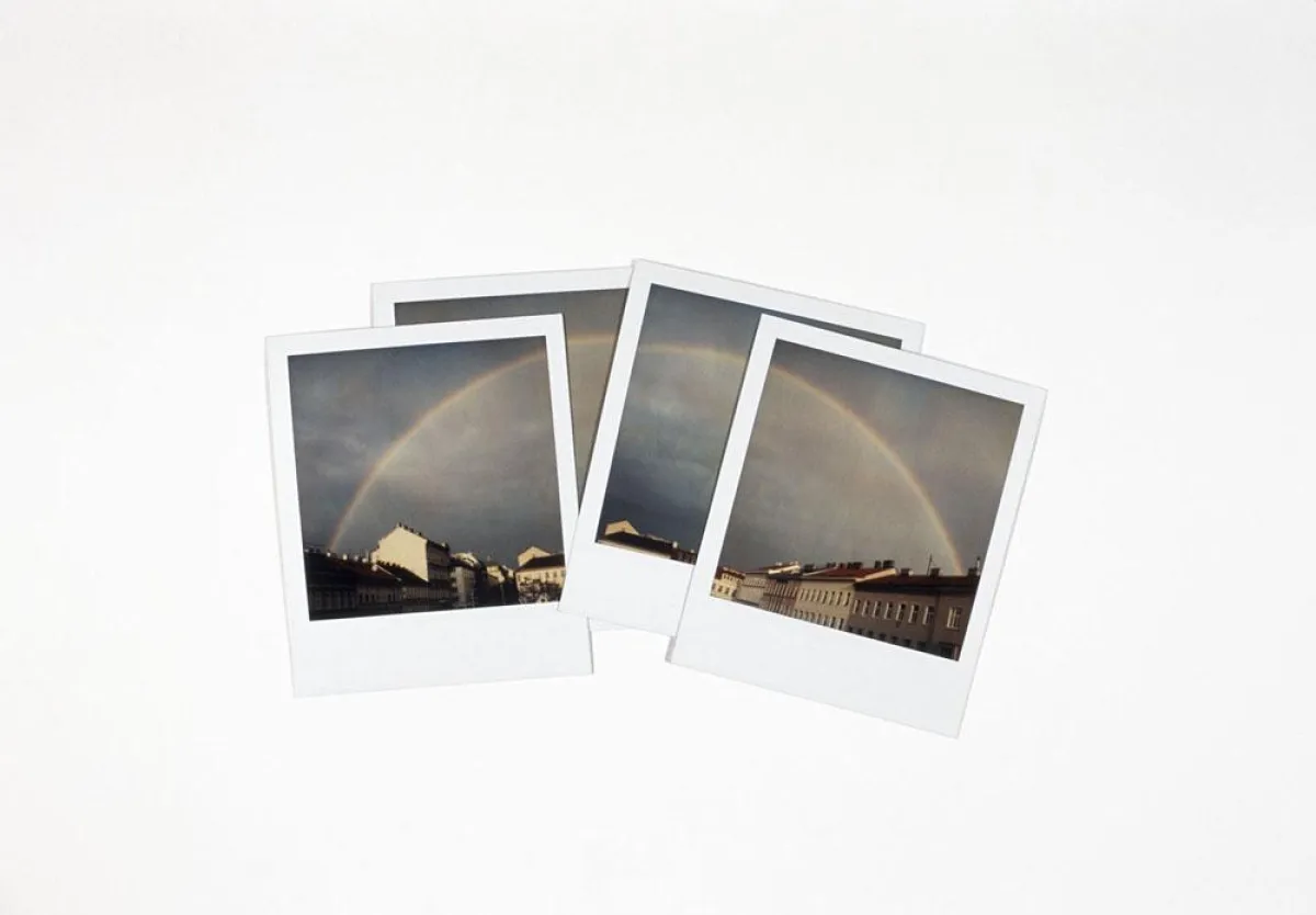 Einzelbild aus: 4 Polaroids, Diaprojektion, 81 KB-Dias, Größe variabel, 2013