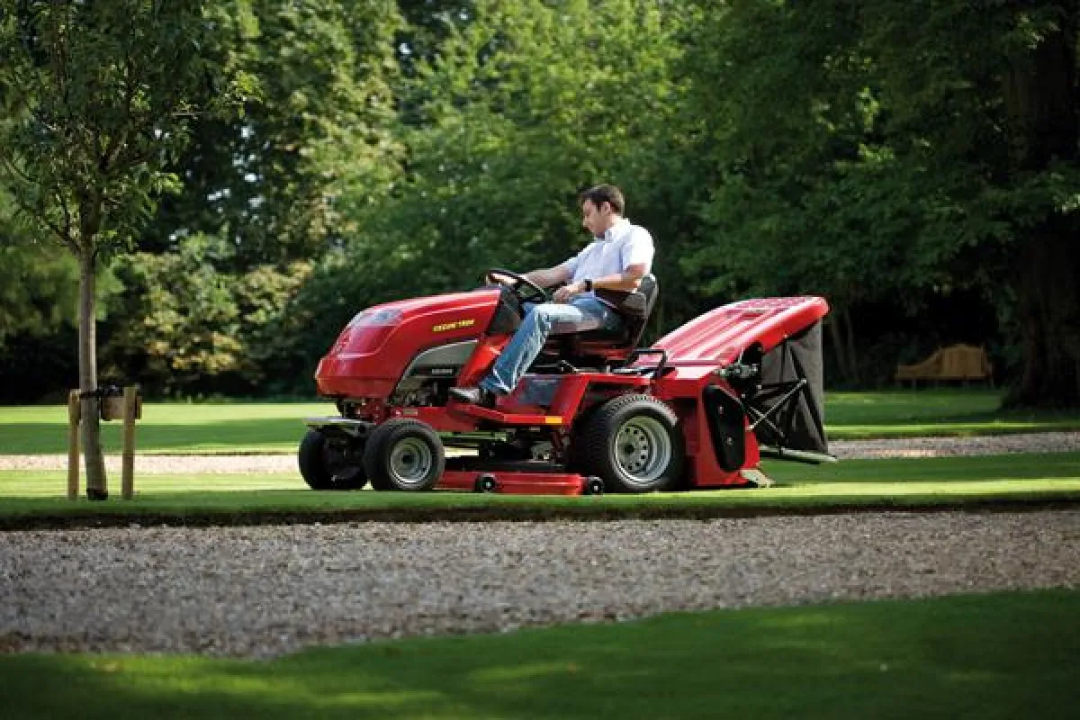 Der ECHOTRAK mit Rasenpflegemaschine und Kombimähdeck