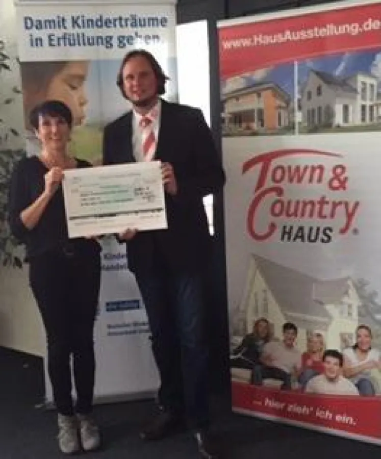 2015-10-07 Spendenübergabe Town & Country Stiftung Herr Reitz an Kinderschutzbund Frau Löffler