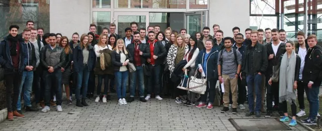 Bild: Präsident Prof. Dr. Michael Nagy begrüßt 50 Erstsemester - mehrere Flüchtlinge nehmen Studium auf