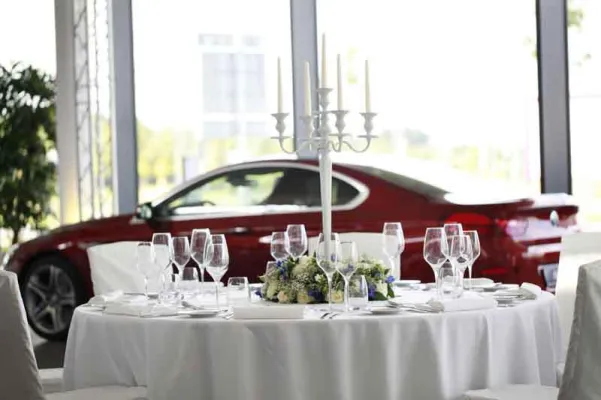 Bild: BMW International Golf Cup 2012 – Party Rent verwandelt Autohaus in Genusspalast