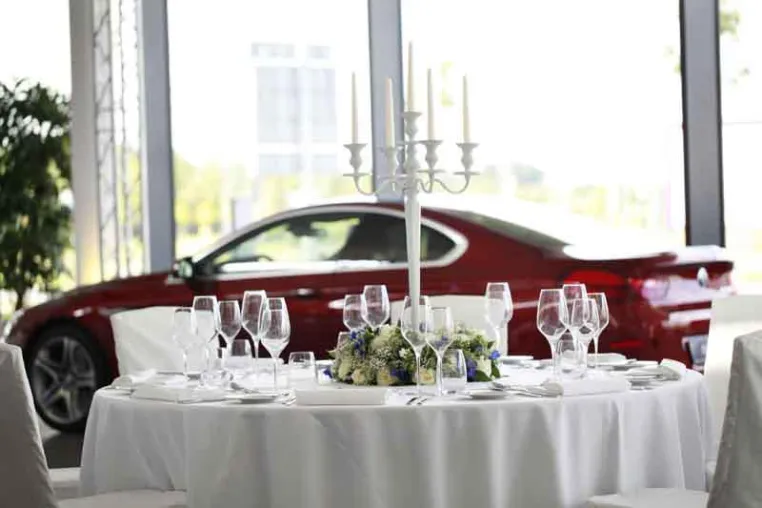 Bild: BMW International Golf Cup 2012 – Party Rent verwandelt Autohaus in Genusspalast