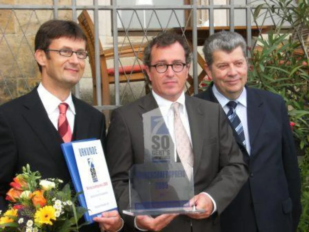 Laudator und IHK-Präsident Hartmut Paul mit den Ausgezeichneten Roger Ulke (Mitte) und Carsten Walther (Links)