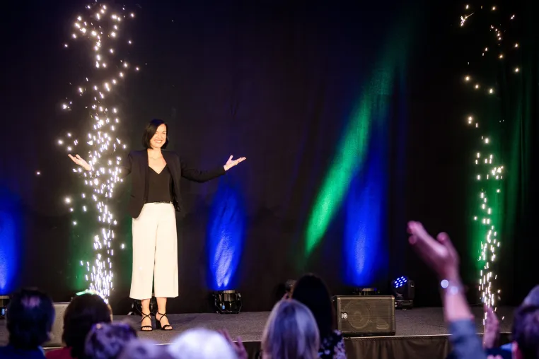 Germany’s next Top Speaker im Wettstreit: Karriereexpertin brilliert und holt sich den Excellence Award Bild: Germany’s next Top Speaker im Wettstreit: Karriereexpertin brilliert und holt sich den Excellence Award