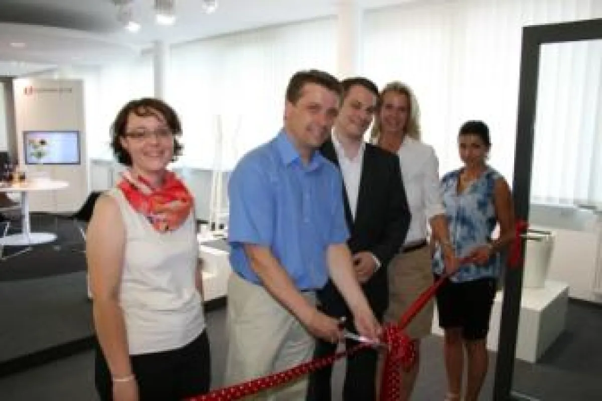 Bürgermeister Werner Schießl (2. v.l) eröffnet die BComplete-Ausstellung in Eggenfelden.