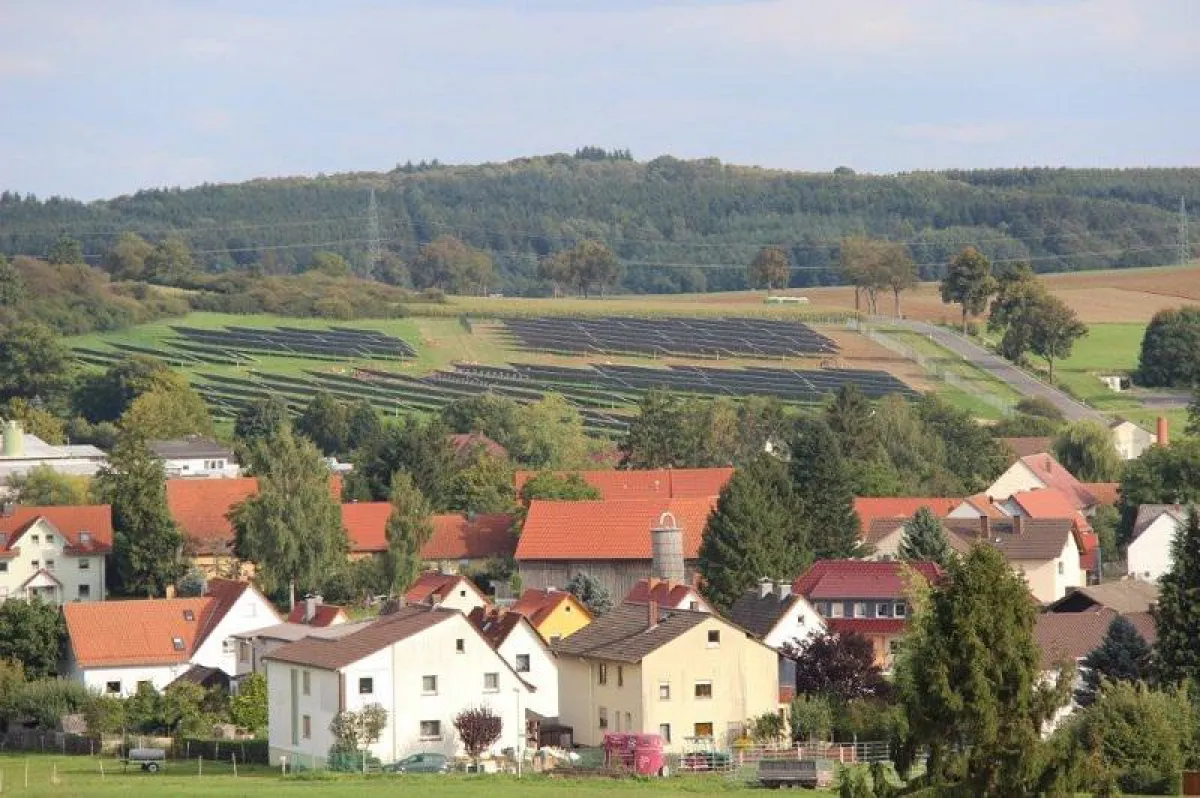 An den Solarparks wie diesem in Lauterbach-Wallenrod können sich Bürger finanziell beteiligen.