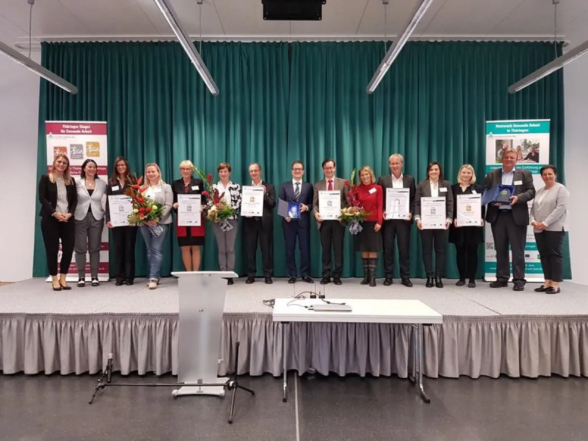 Gruppenfoto u.a. mit allen Preisträgern, Staatssekretärin Ines Feierabend (re.) und Prof. Dr. Heike Kraußlach (2. v. li.) (Foto: EAH Jena)