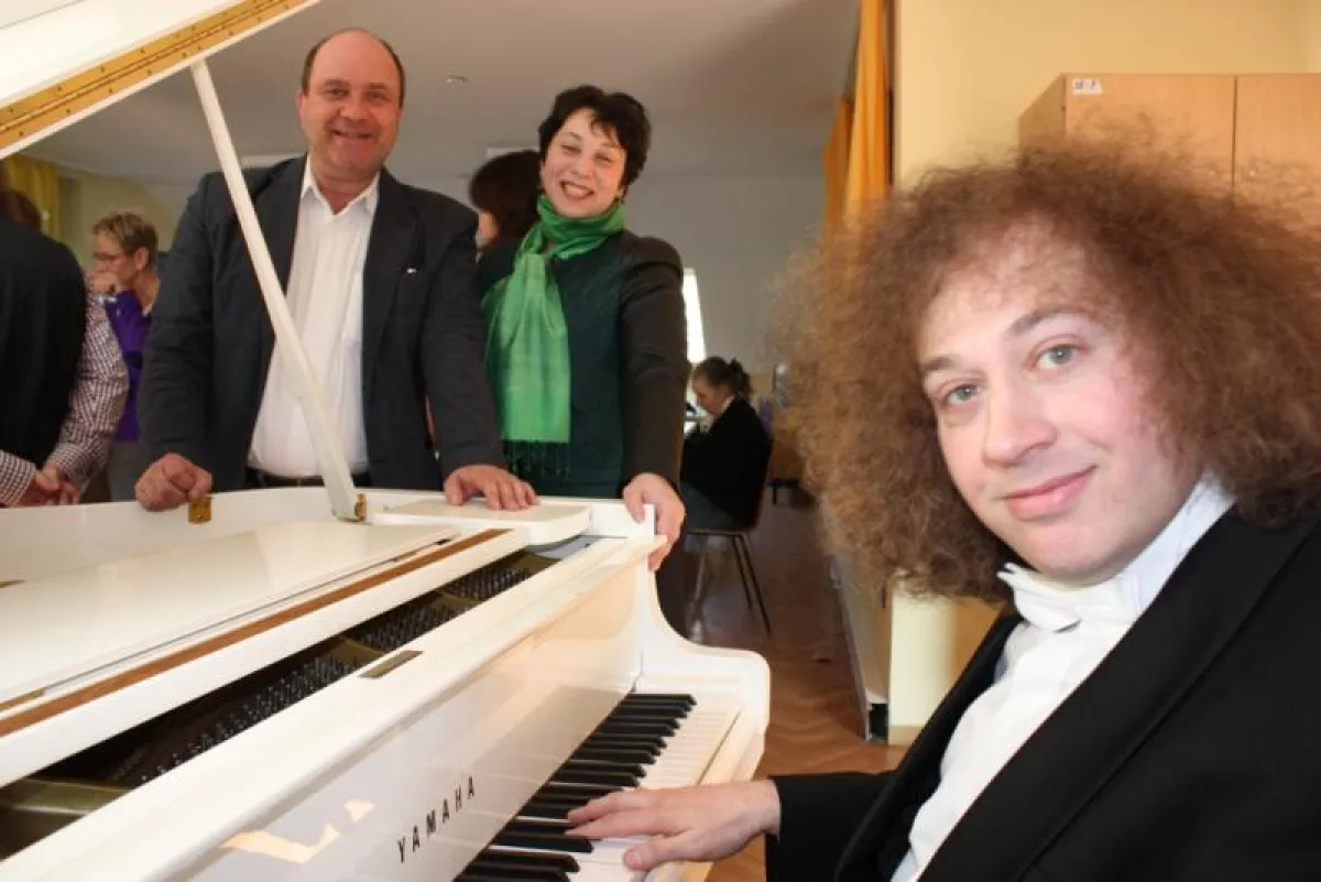 Bei der Übergabe des Flügels an Kin-Top hat Vladimir Mogilevsky ein Stegreif-Konzert gegeben.