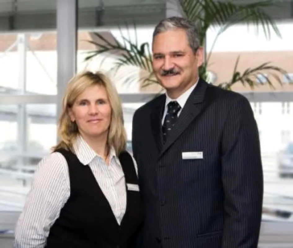 Claus Dieter Koblitz, Leiter der Abteilung Global Services, freut sich mit seiner Kollegin Karin Oelze, über die positive Resonanz des Angebots