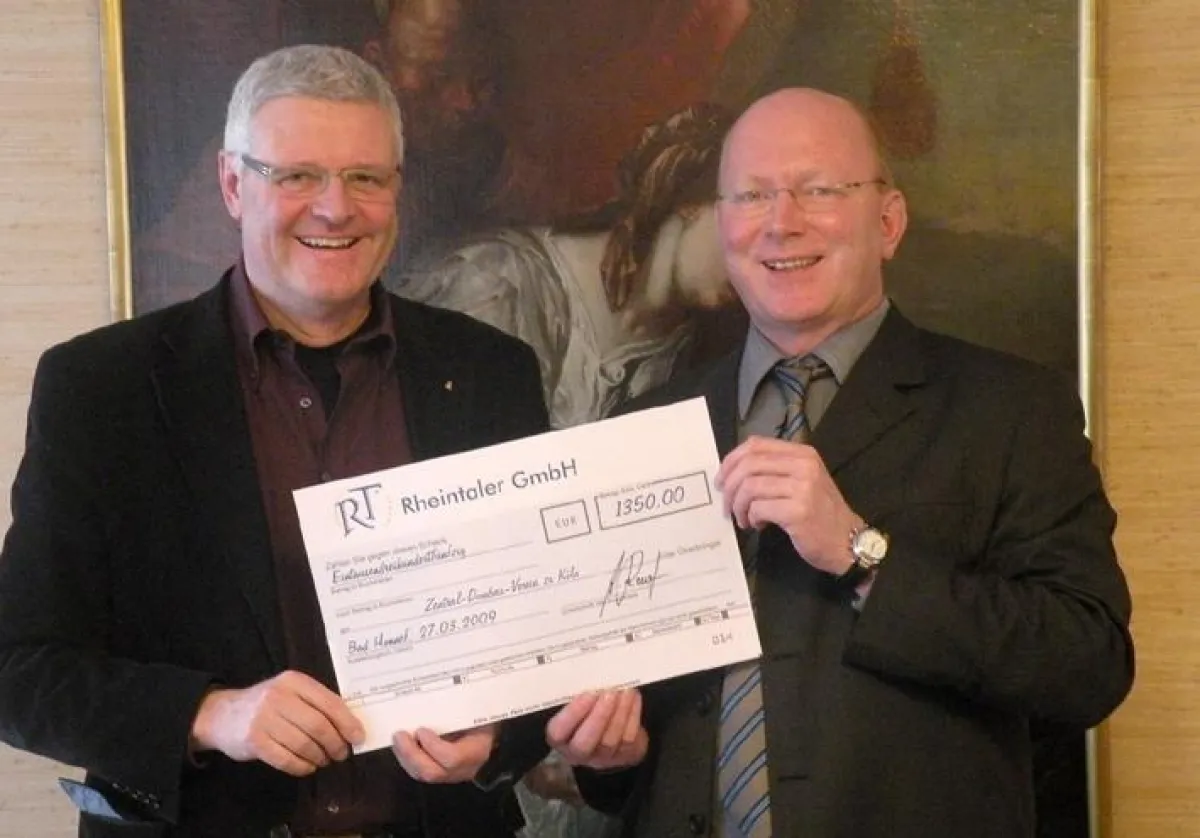 Freuen sich über 1350 Euro vom Verein Rheintal,  Michael H. G. Hoffmann, Präsident des ZDV (links) und Martin Vreden, Verein Rheintal