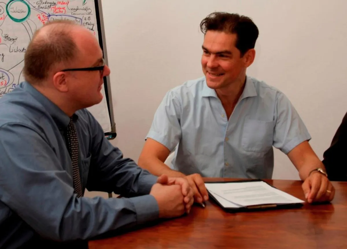 Armin Surma und Thomas Binder bei einer Beobachterkonferenz