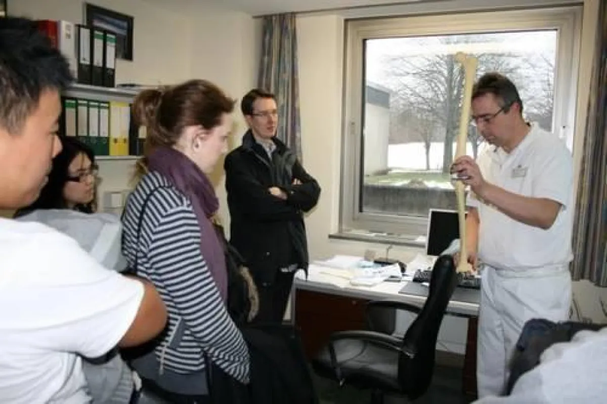 Orthopäde Martin Händler (rechts) erklärt die Knie-Endoprothetik anhand eines Modells.