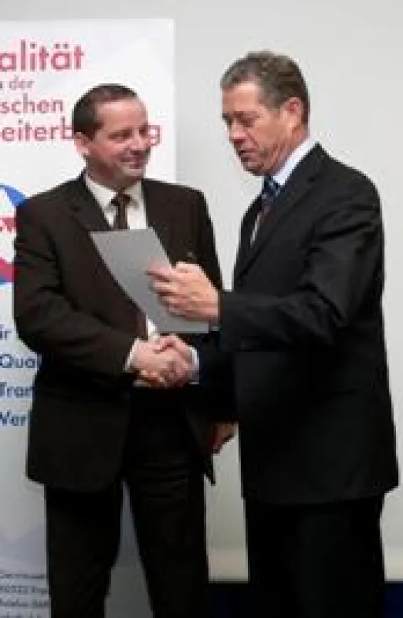 Der Wirtschaftminister Hessens Dr. Alois Riehl überreicht COACTIVE Geschäftsführer Silvio Merkel die Ehrung