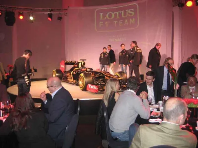 Bild: Team Andaluces unterstützt Lotus F1 Team bei Rennwagen-Enthüllung