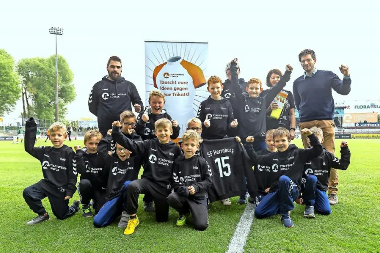 Neue Hoodies für F-Jugendfußballer des SF Herrnburg Bild: Neue Hoodies für F-Jugendfußballer des SF Herrnburg