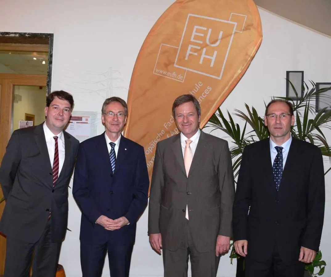 Von links: Dr. Bernhard Steinmetz, Leiter des Geschäftsbereichs Personal/Recht am Flughafen, Dekan Prof. Dr. Johannes Wolf, Flughafenchef Michael Garvens, Wahlfachkoordinator Prof. Dr. Heinz Waltersch