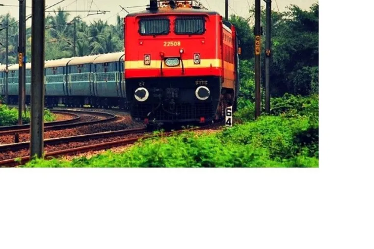Bild: Indische Eisenbahnen, die zusätzliche Sitze für Zugpassagiere hinzufügen.