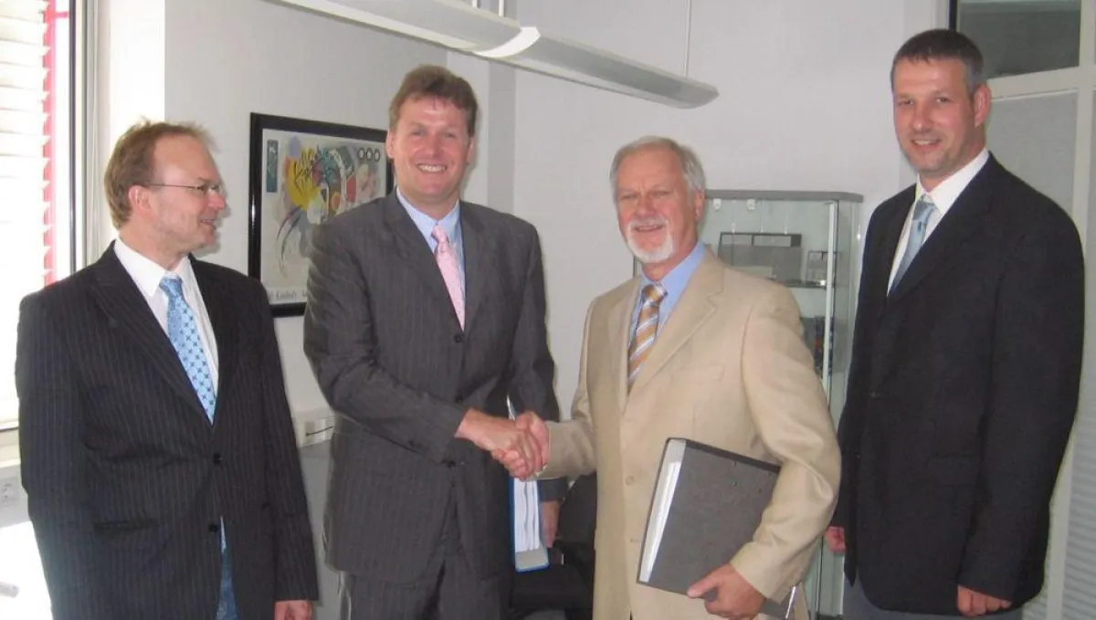 Die Entscheider im ERP-Projekt bei Coppenrath & Wiese mit Rainer Fiege, Geschäftsf. SoftM Münster (2. v.l.) bei der Vertragsunterz.: Michael Schneider, Kaufm. Leiter; Andreas Pache:, Sprecher d. Gesch