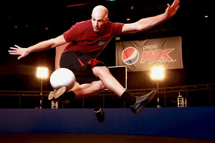 Bild: „VOLLEY 360“ VIDEO: PEPSI MAX® KICKT DEN FUßBALL-VOLLEY IN NEUE DIMENSIONEN
