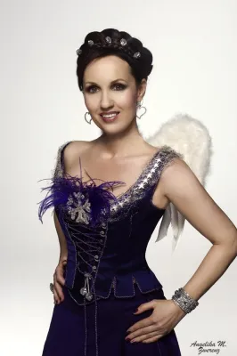 Bild: Modelabel entwirft das erste Weihnachtsdirndl als moderne Variante der Tracht