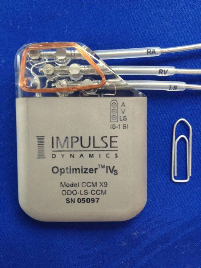 Der neue Stimulator zur Steigerung der Herzkraft ist etwa so groß wie zwei Streichholzschachteln.