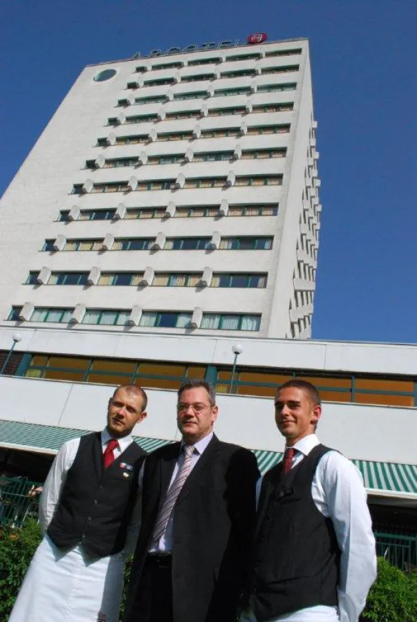 v.l.n.r. Jürgen Mader, Pietro De Rosa, F&B Manager, und Daniel Schiller  Copyright: ARCOTEL Nike Lin