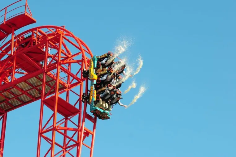 Kopfüber in die Wies’n-Gaudi im Freizeitpark BELANTIS Bild: Kopfüber in die Wies’n-Gaudi im Freizeitpark BELANTIS