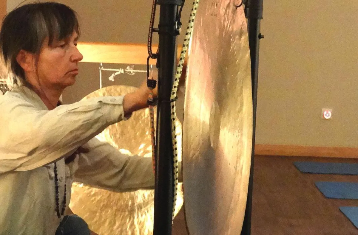 Mahashakti mit ihren Gongs