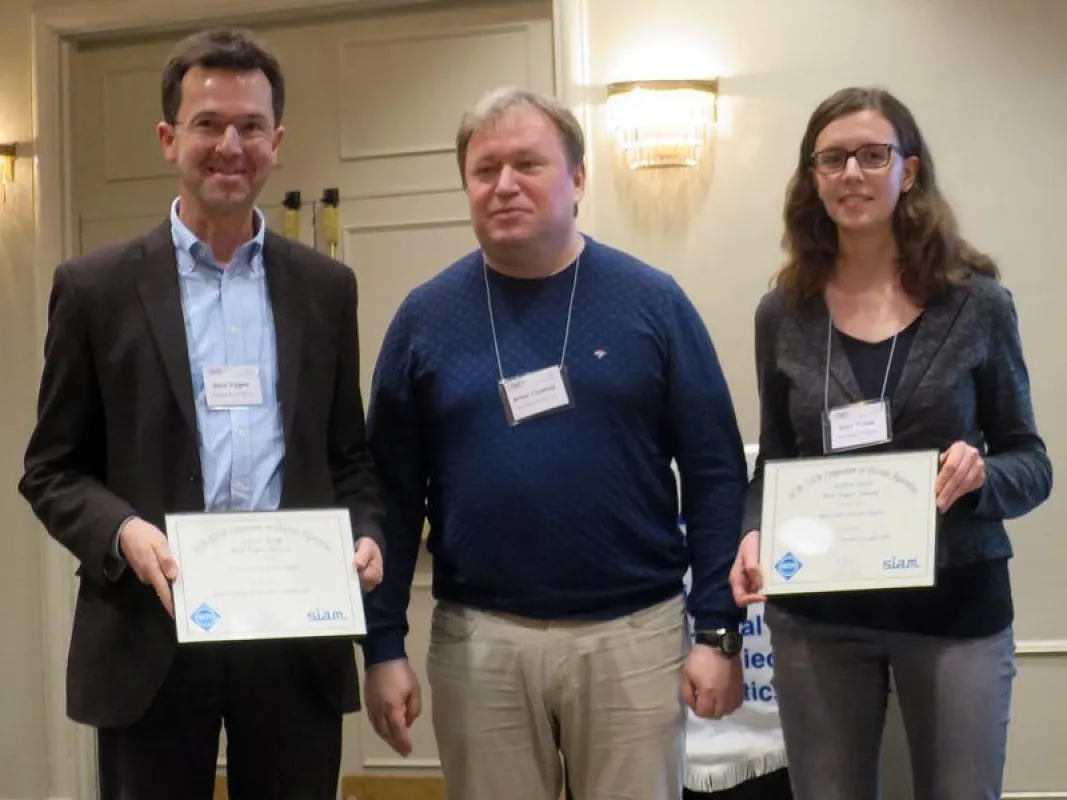 Ehrung (von links): Prof. Dr. Jens Vygen, Prof. Dr. Artur Czumaj (Vorsitzender des Programmkomitees der SODA 2018) und Vera Traub. ((c) Foto: Takao Asano)