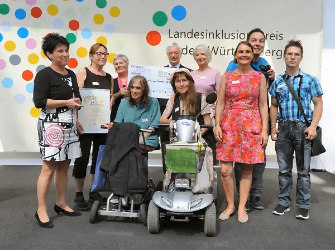 Sozialministerin Katrin Altpeter (li.) übergab den Inklusionspreis an die Ravensburger Preisgewinner