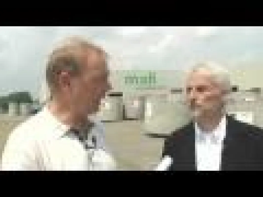 Regenwasserexperte Klaus W. König erklärt die Vorteile der privaten Regenwassernutzung - zu sehen bei Mall auf www.youtube.com.