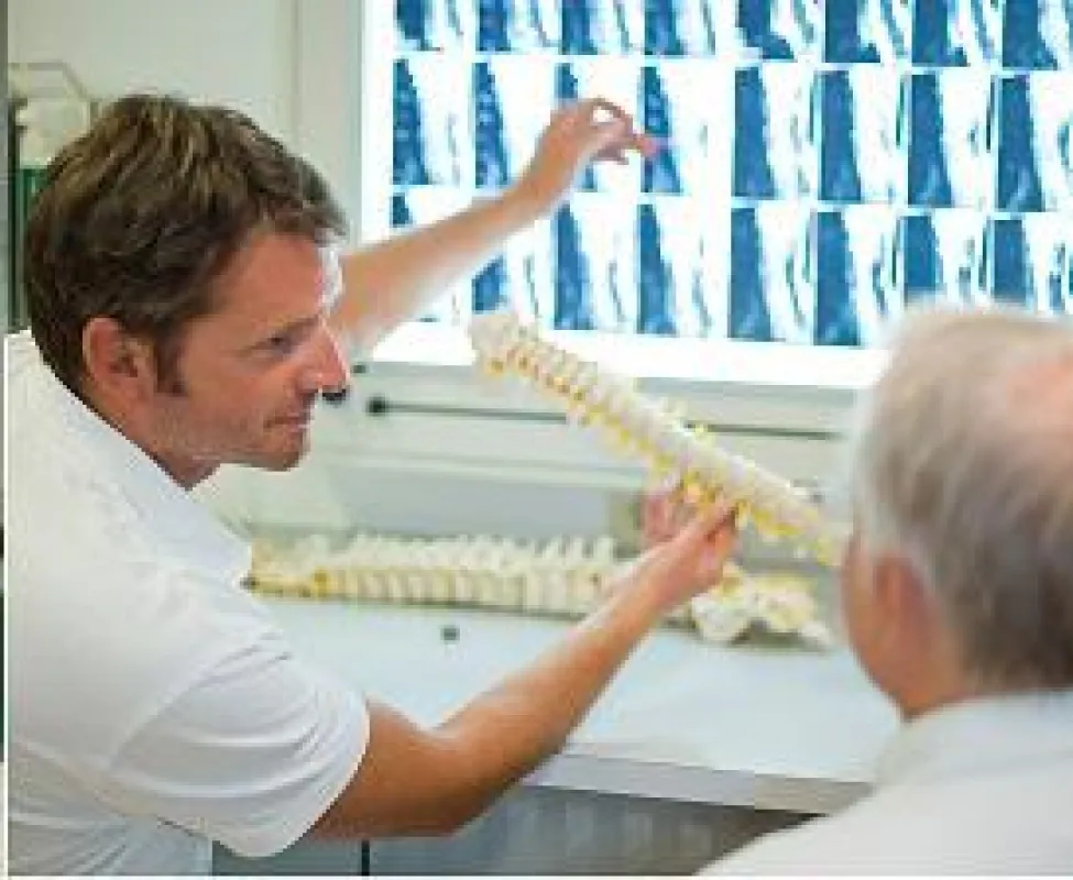Dr. Jochen Kiemle, Neurochirurg an der Paracelsus-Klinik Bremen, erklärt Rückenleiden bildhaft und l