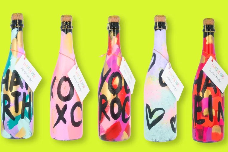 Bild: Wenn Kunst auf Korken trifft: Handbemalte Rieslingsekt-Flaschen im KIOSK KNALLPINK - Ein Hoch auf Farbe, Freud