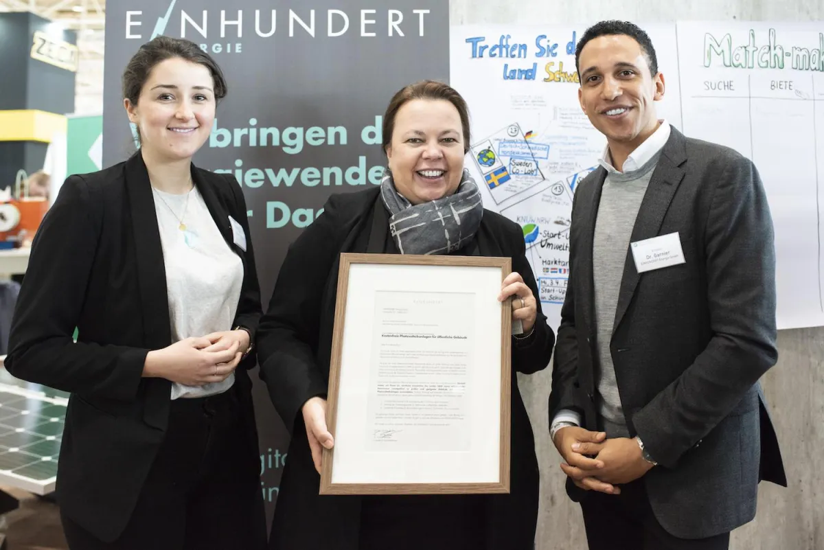 Gründer Dr. Ernesto Garnier (rechts) ,Kollegin Laura Kirst (links), Ursula Heinen-Esser (Mitte)