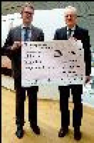 Bild: Stiftung Kreissparkasse unterstützt das Buchprojekt 'Magdalena Kremerin' mit 1.000 Euro