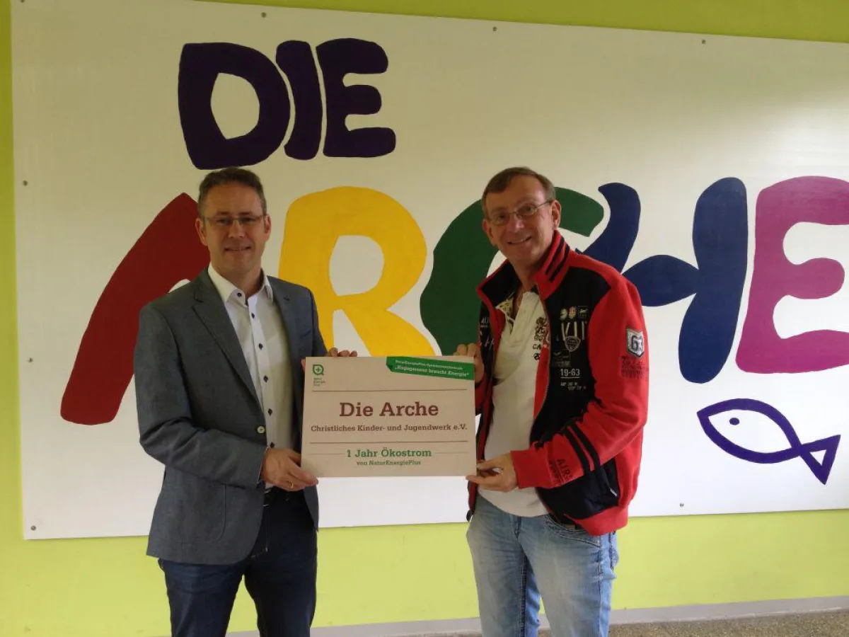 Gunter Jenne (links) und Bernd Siggelkow (rechts) bei der Spendenüberreichung in der Berliner Arche.