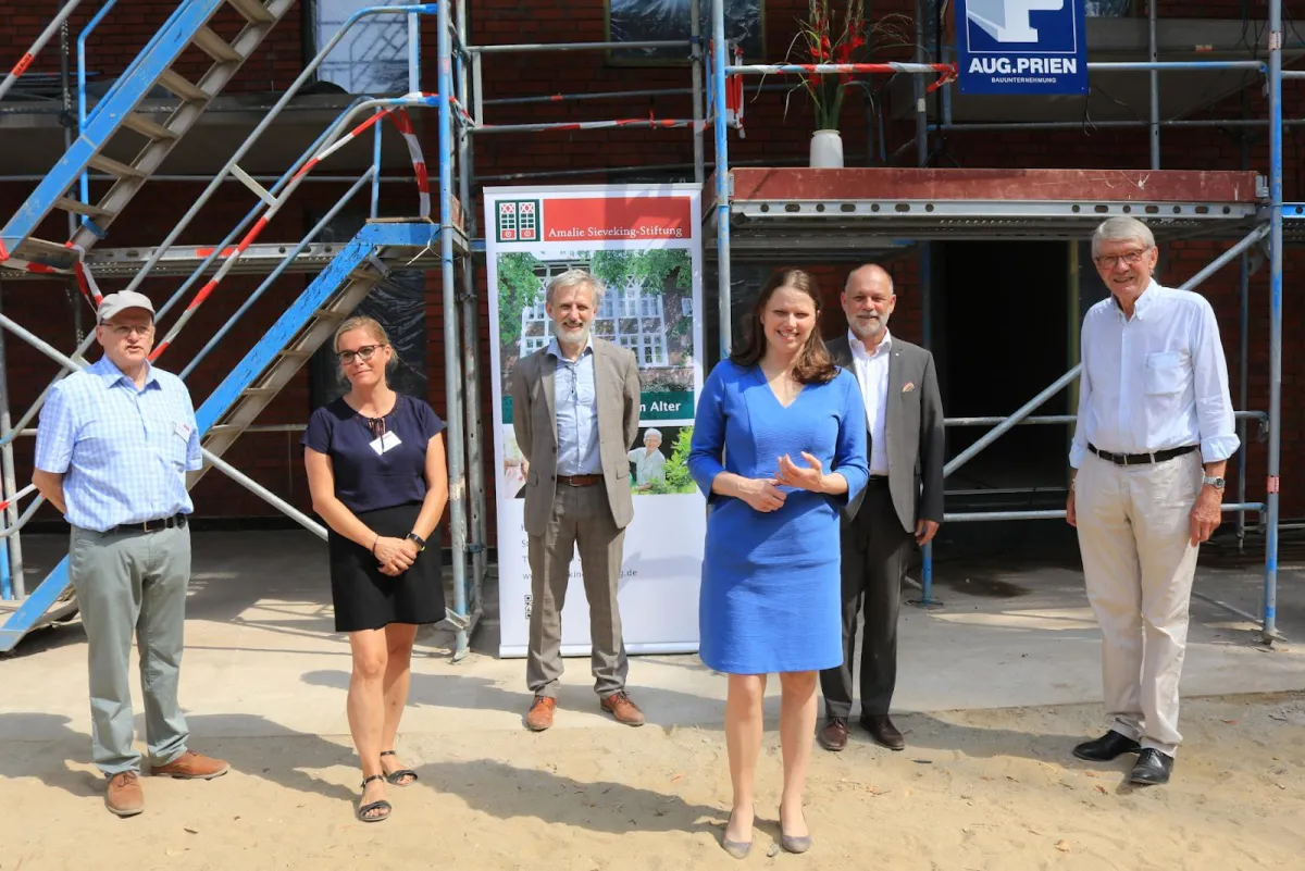 Sozialsenatorin Dr. Melanie Leonhard (3.v.r.) freut sich mit den Akteuren über den Neubau