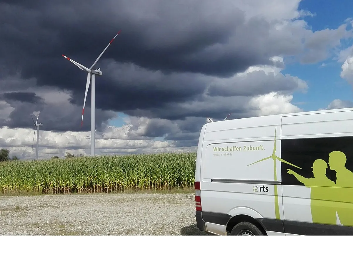 Fahrzeuge mit elektronischem Fahrtenbuch der AREALCONTROL. Arbeitszeiterfassung ArealPilot 360° App. (© RTS Wind AG, Bremen)