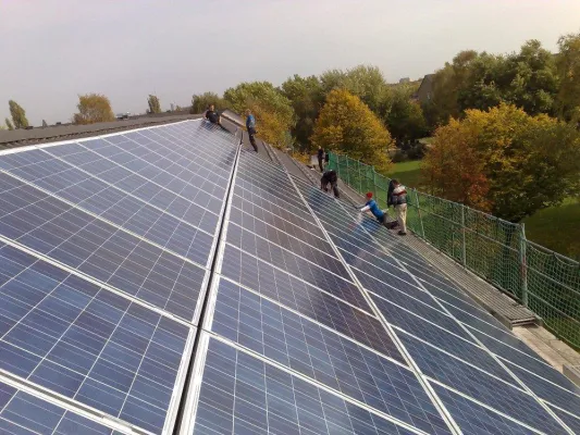 Bild: abakus solar AG errichtet schlüsselfertiges Photovoltaik-Projekt für komplette Siedlung in Essen.