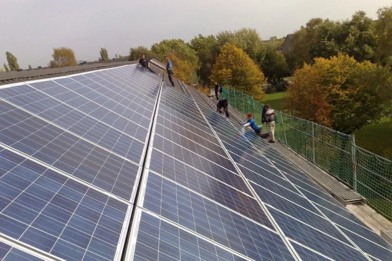 Bild: abakus solar AG errichtet schlüsselfertiges Photovoltaik-Projekt für komplette Siedlung in Essen.