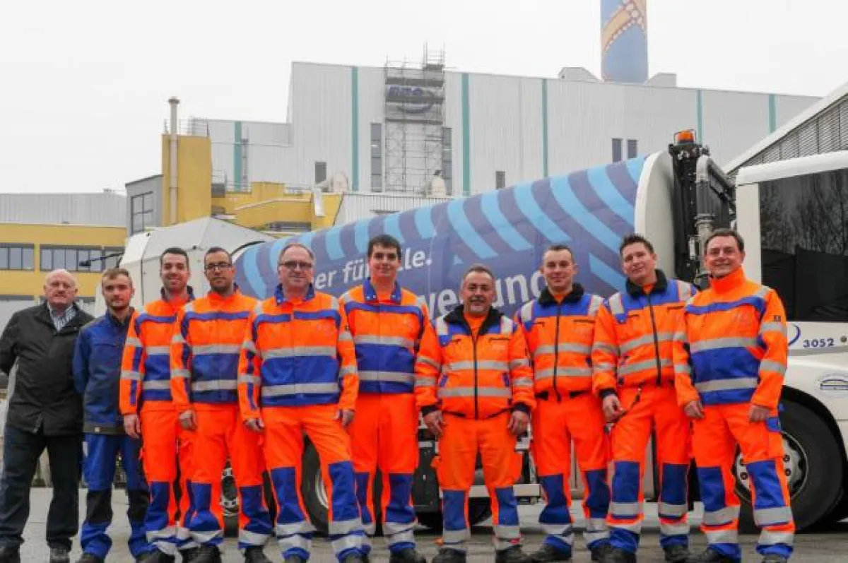 (v.l.) Reinhold Schäfer, Nico Hilser, Steffen Rasch, Saief Elhana, Bernd Mohn, Alexander Pfaff, Hakverdi Karatepe, Kamil Klimek, Florentine Sandu, Prof. Holger Marschner (FES Frankfurter Entsorgungs- 