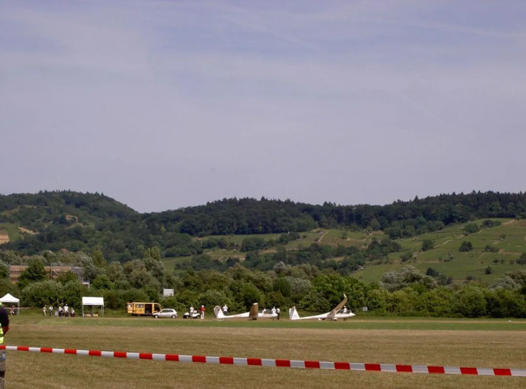 Zahlreiche Gäste nahmen die Gelegenheit zu Rundflügen in den bereitgestellten doppelsitzigen Segelflugzeugen wahr