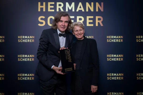 Bild: Logopädin Susanne Stoebenau holt Excellence Award nach Groß Gerau