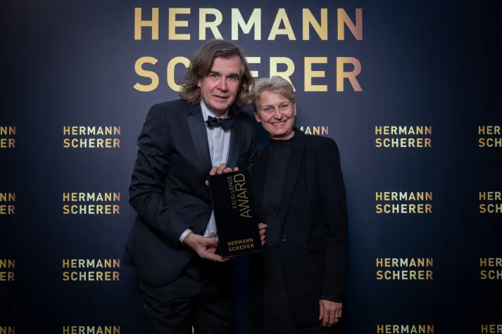 Bild: Logopädin Susanne Stoebenau holt Excellence Award nach Groß Gerau