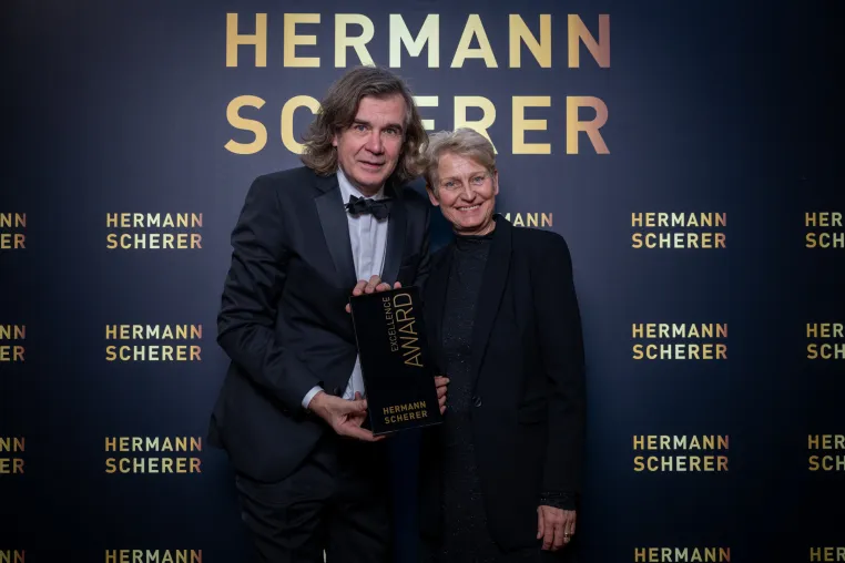 Bild: Logopädin Susanne Stoebenau holt Excellence Award nach Groß Gerau