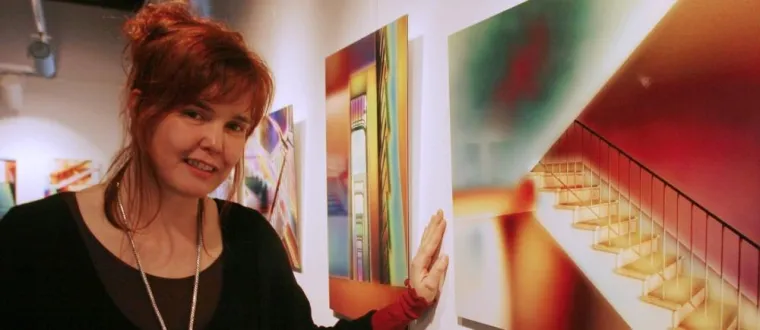 Synästhetikerin Ute Elisabeth Herwig präsentiert Treppenhaus-Kompositionen im Levantehaus Hamburg Bild: Synästhetikerin Ute Elisabeth Herwig präsentiert Treppenhaus-Kompositionen im Levantehaus Hamburg