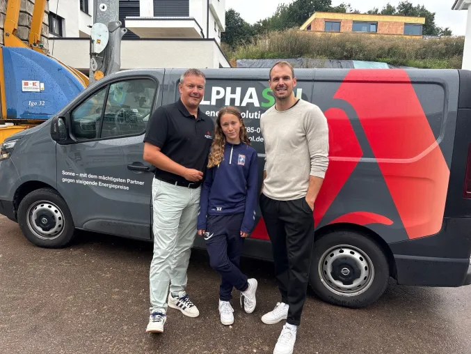 Bild: AlphaSol eröffnet neuen Standort in Stuttgart – Handballprofi Kai Häfner setzt auf Sonnenenergie