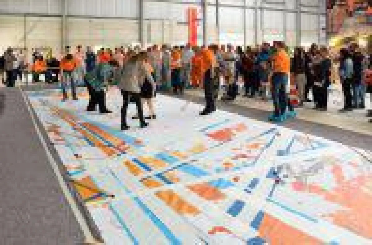 Action Painting in der ersten fertigen Lagerhalle. Weitere Lagerfläche findet man im zweiten und bald auch dritten Lager.